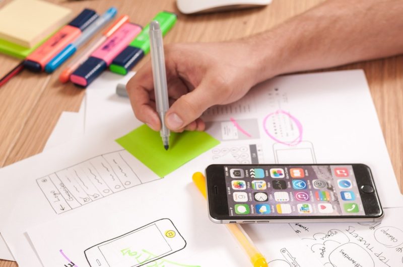 webdesign-gestaltung-MRWebdesign Schreibtisch mit Zettel, Stiften und einem Handy