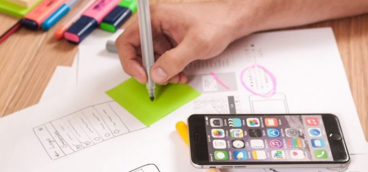 webdesign-gestaltung-MRWebdesign Schreibtisch mit Zettel, Stiften und einem Handy